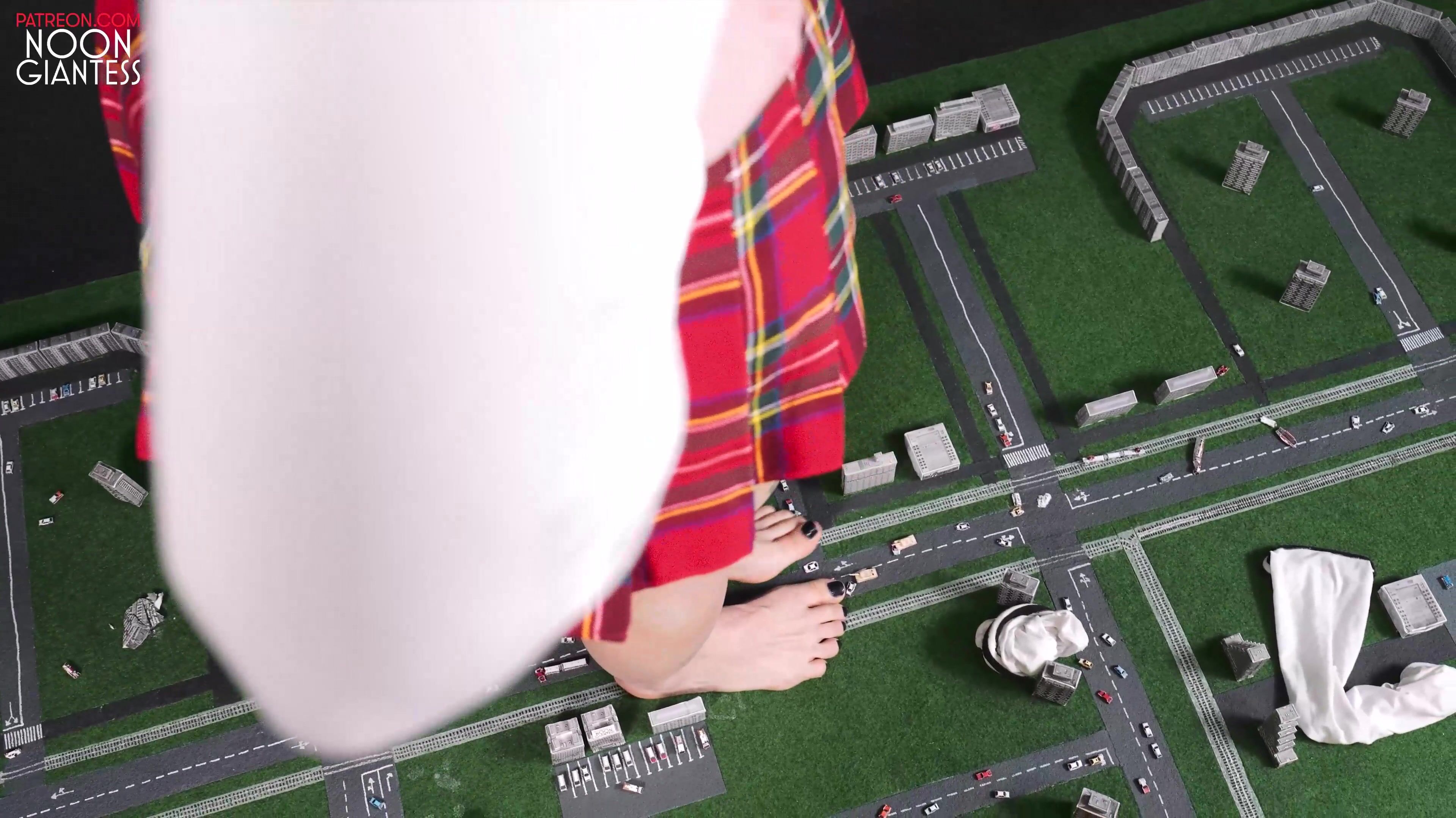 Noon giantess city crush