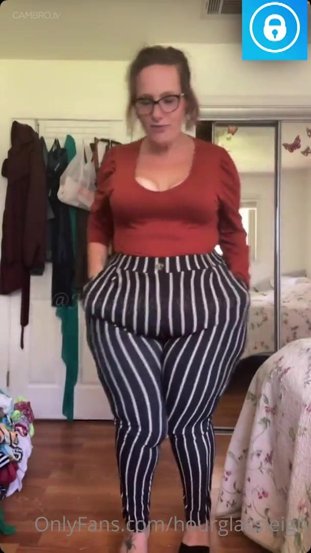Hourglassleigh chaning outfit and showing her huge butt