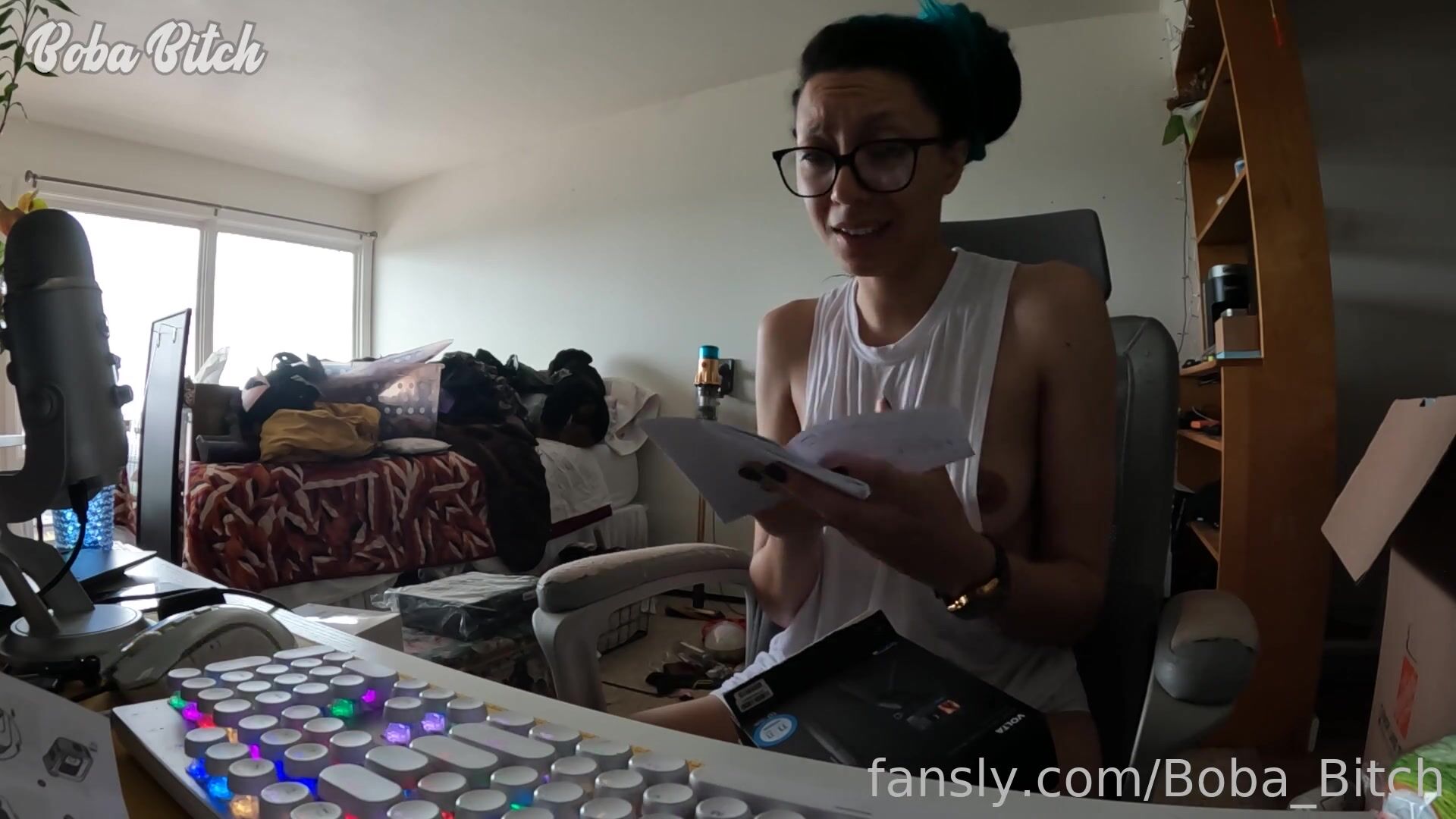 Boba_Bitch A casual nudity tech unboxing video for folks who enjoy coy little flashes!  I doesn't ha