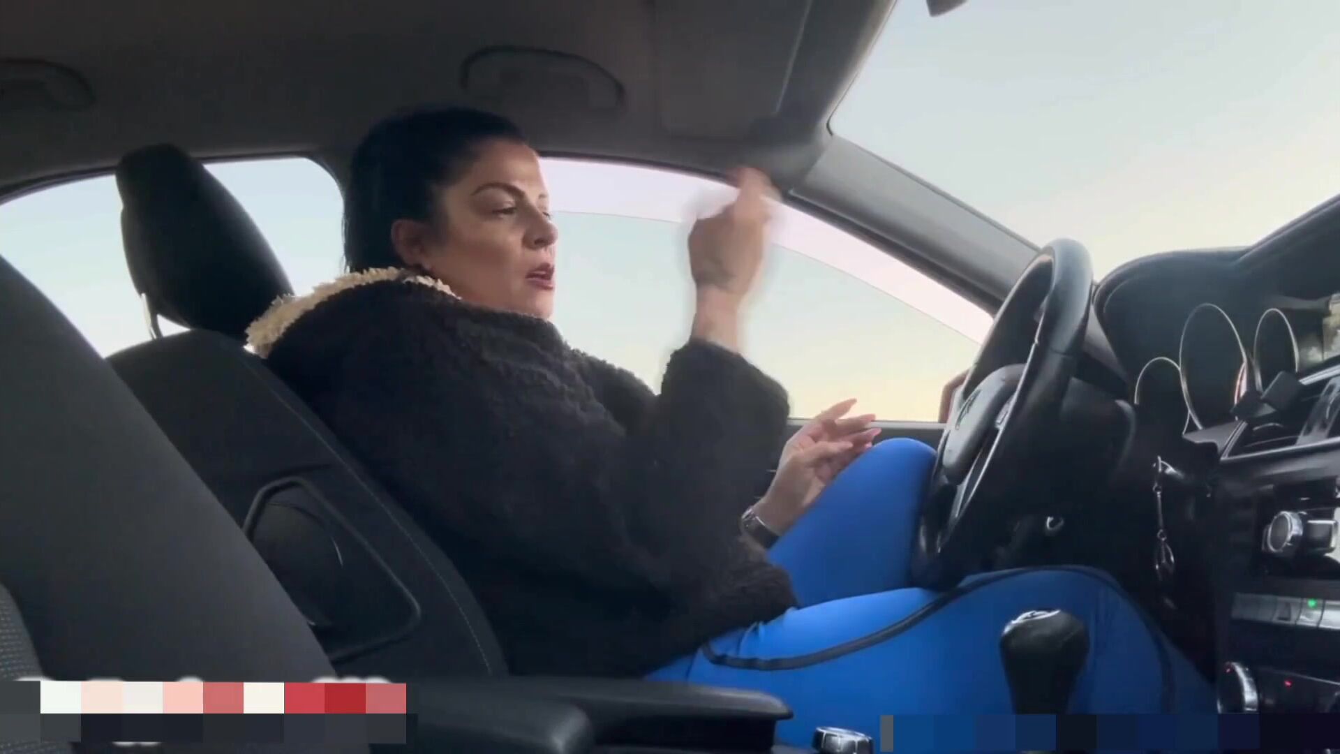 Prettyprincess220 farting out for 15sec and then farts in car