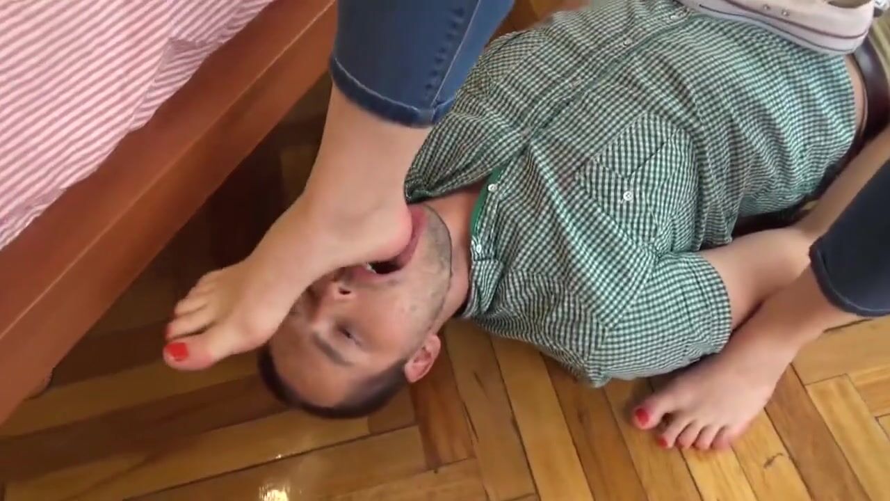 Under Girls Feet - Nikki