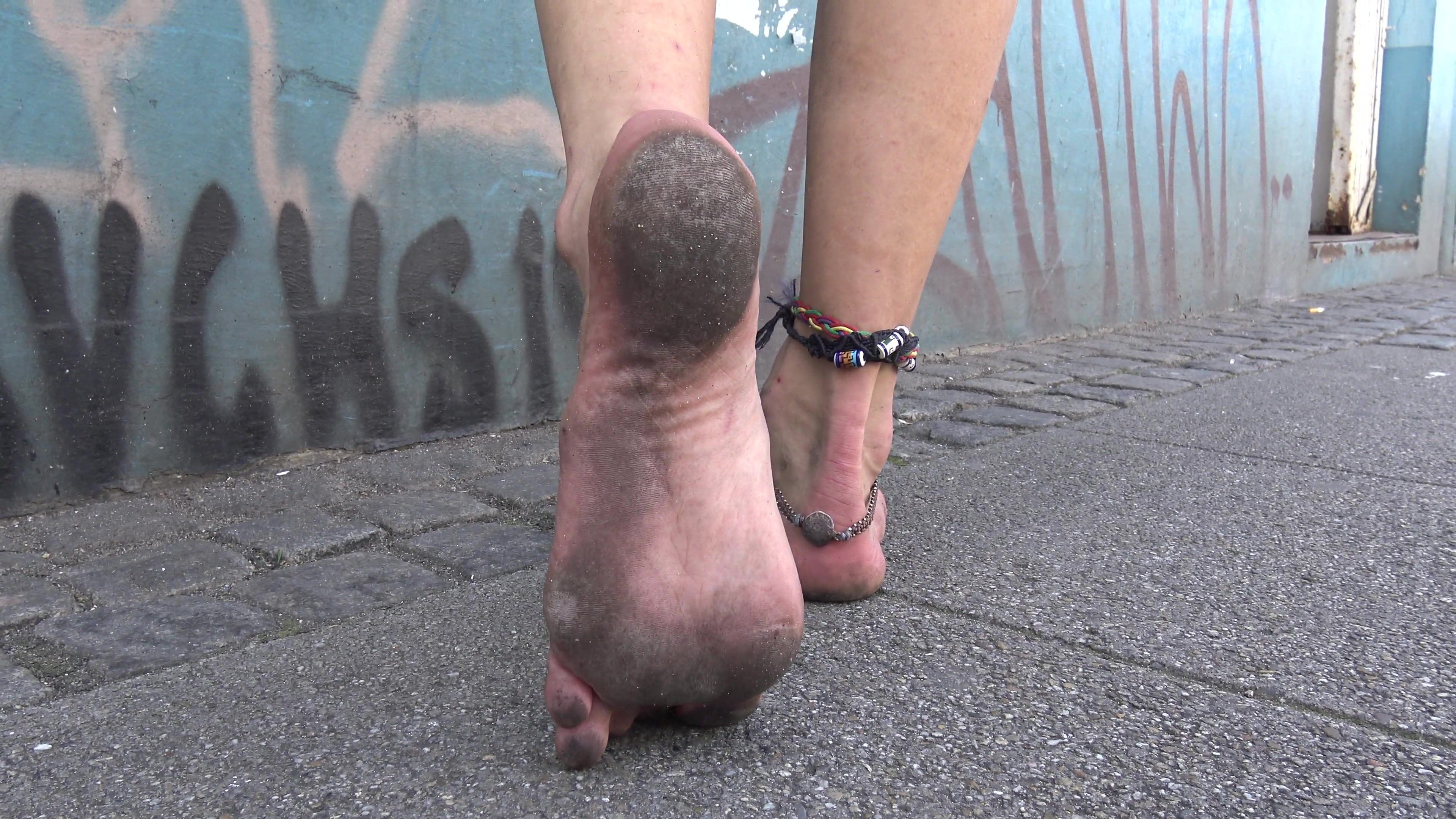 Toes-In-Action - Cute hippie girl Skye and her amazing filthy black soles