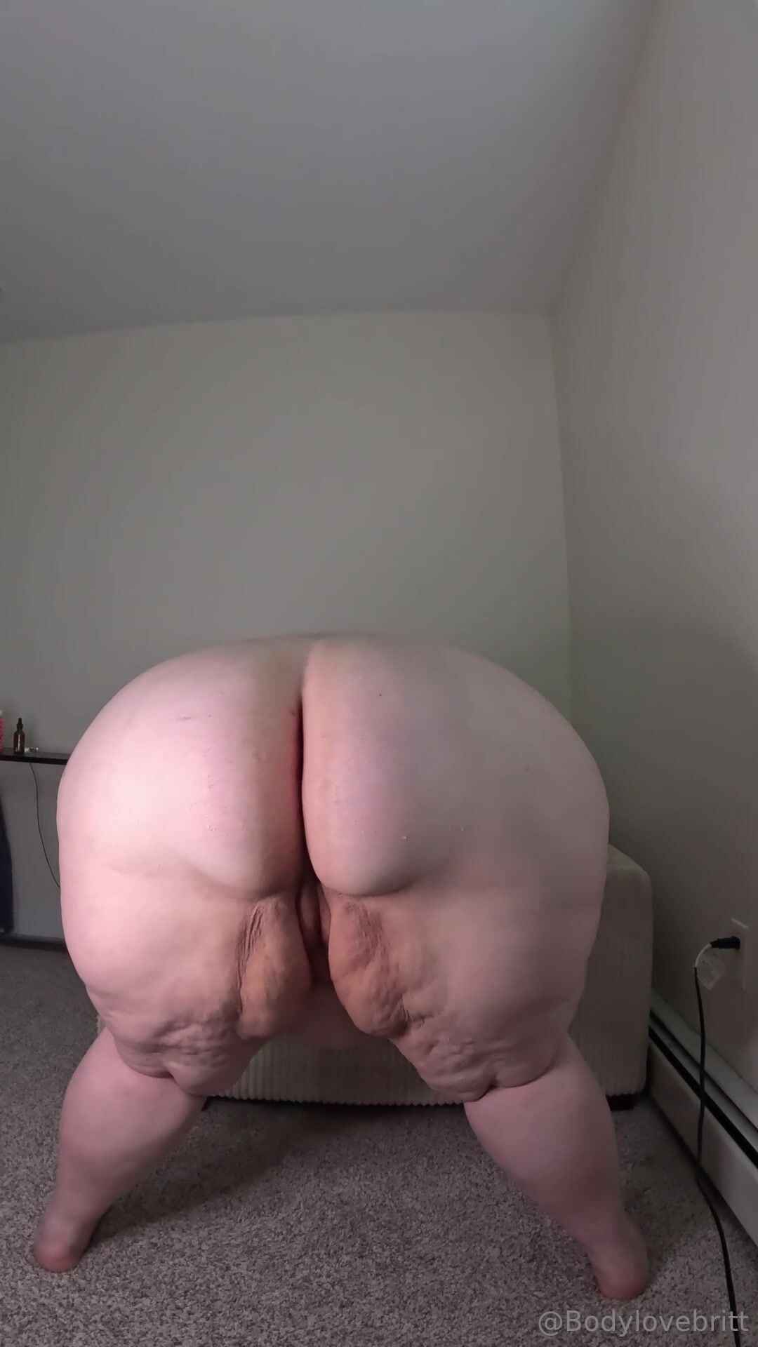 Bodylovebritt ass spreading