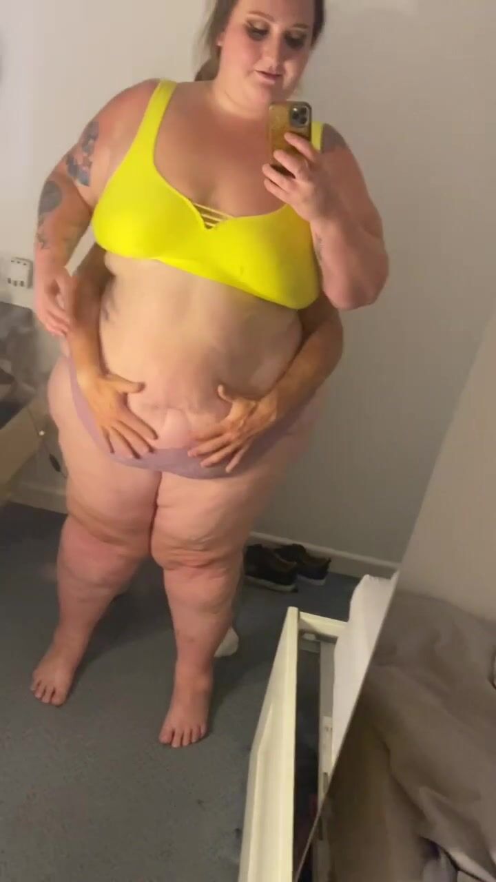 Big Dee SQUASHING Lapdance