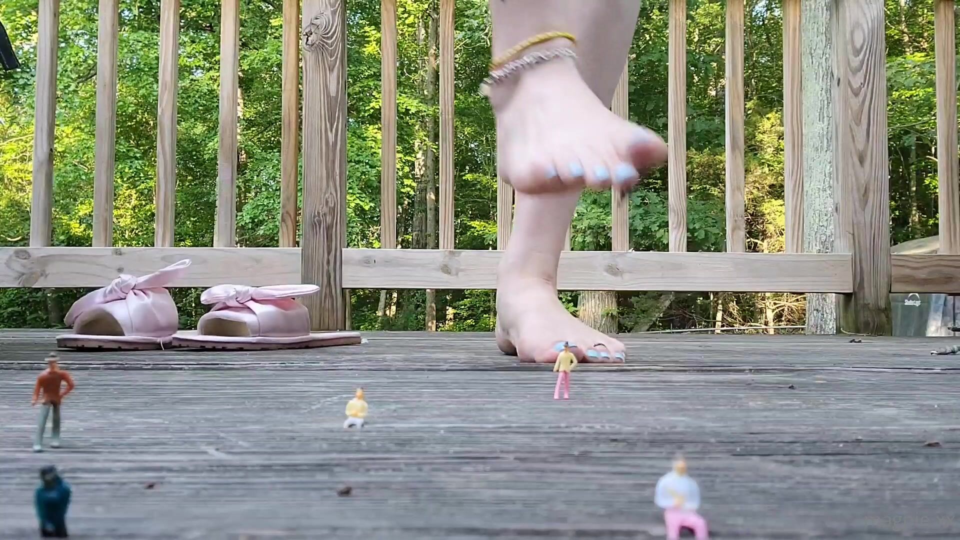 mythicmaggie - Unaware Giantess Flattens Her Shrunken Roommates!