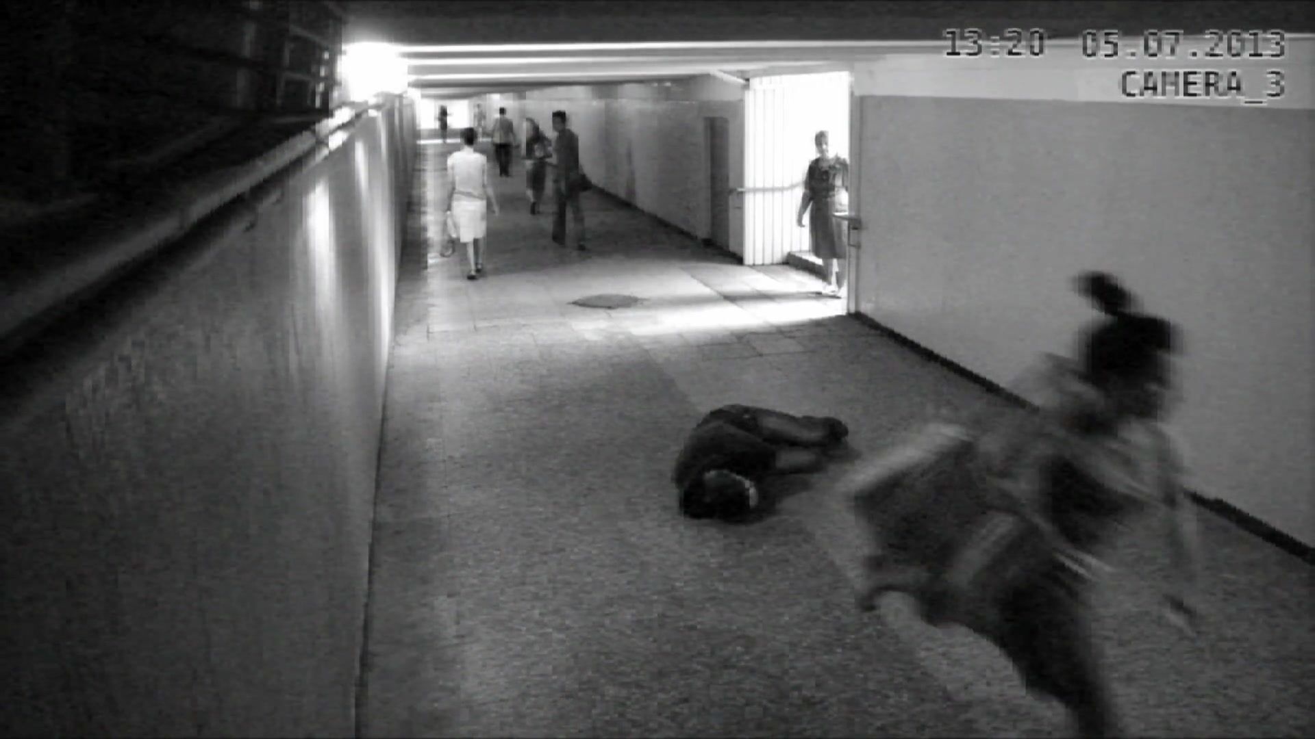 Thief beaten by girl at Moscow metro station