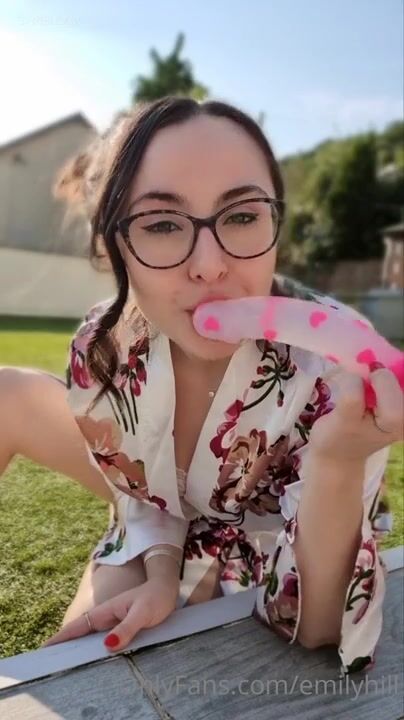Emilyhill masturbates in her backyard - risky for sure
