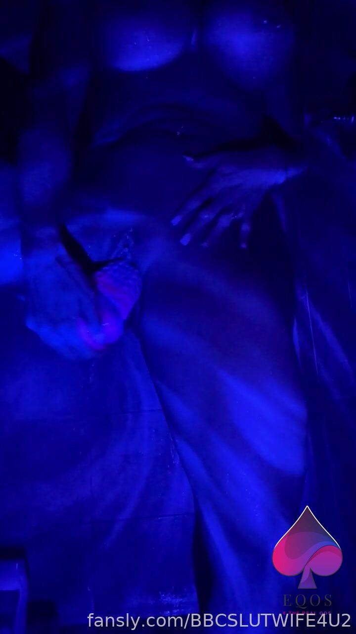 BBCSlutWife4u2 Shower time with a tentacle ????