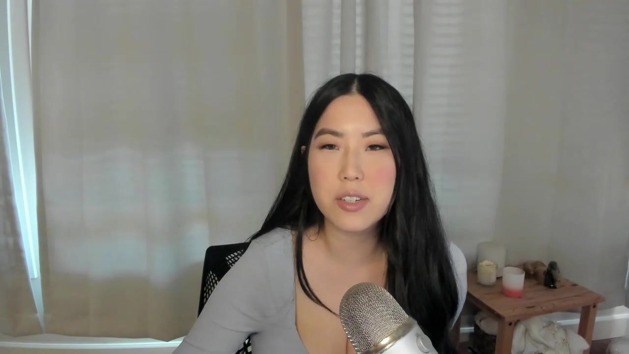 nah0mie boobs 1