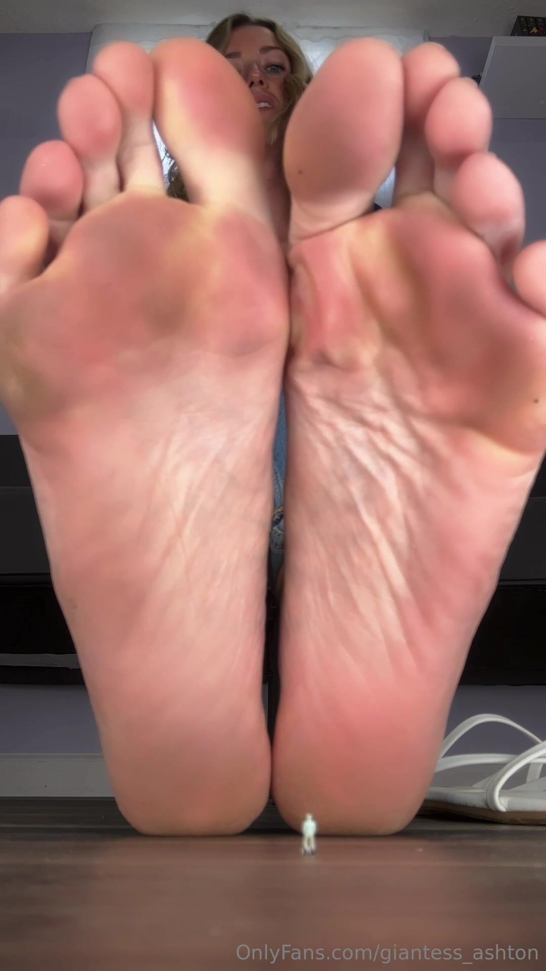 Giantess Ashton - Nonexistent