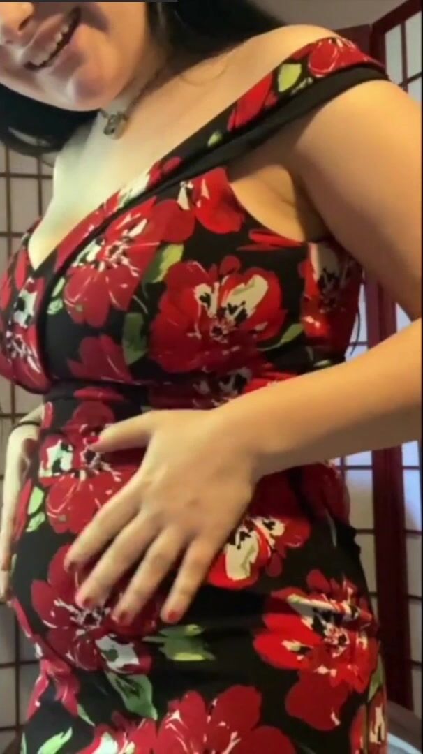Luna prepoop farts in dress