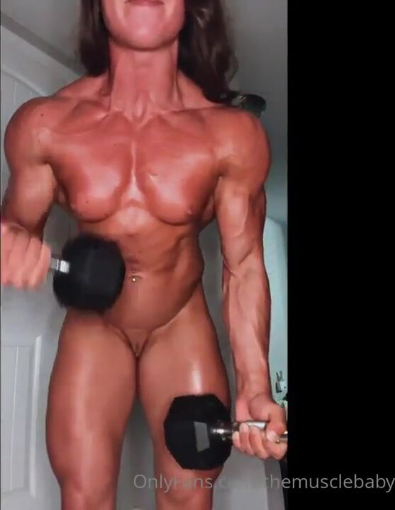 Rene Miller pose