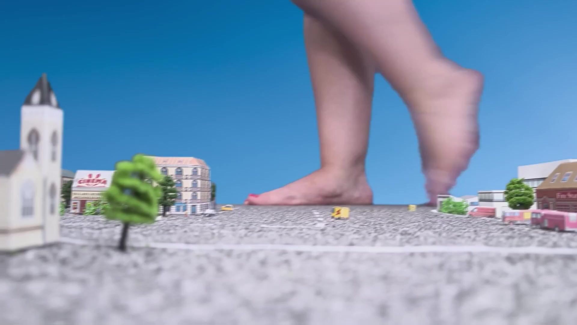 Giantess vs tiny city