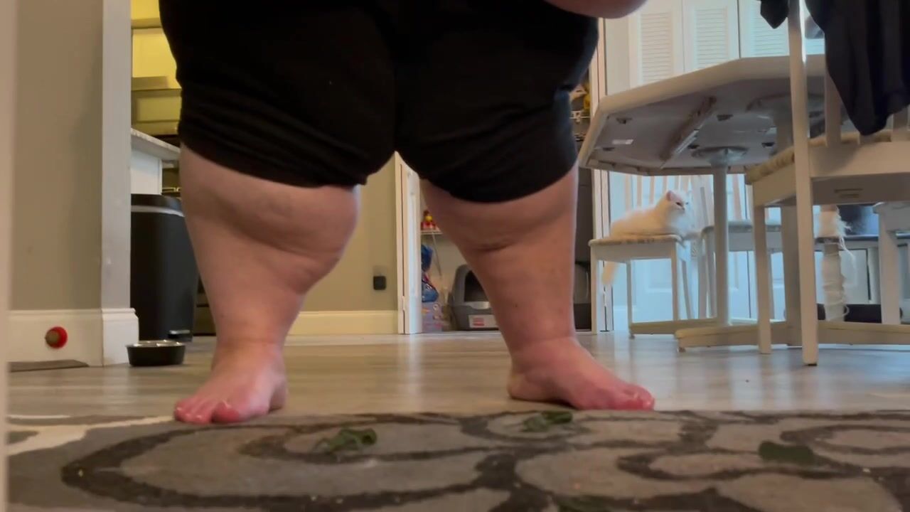 Celia ssbbw - Giantess Chase