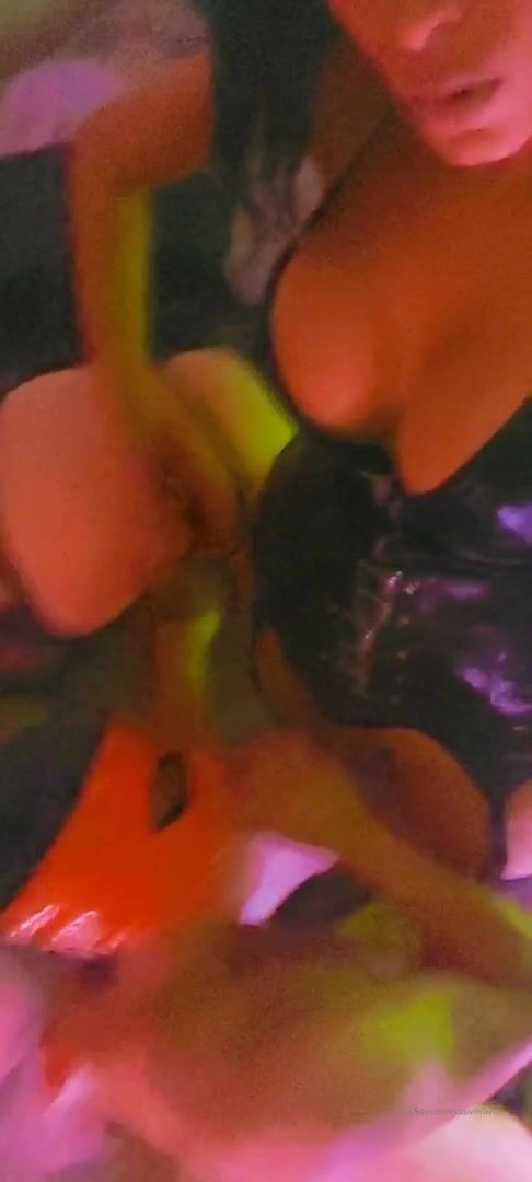 Yasmin Ferraz tops in threesome