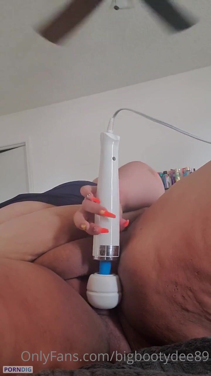 BigBootyDee masturbates with hitachi