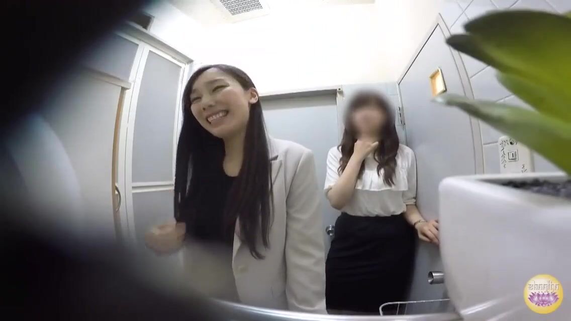 Big booty Japanese girl fart in pantyhose bubbly
