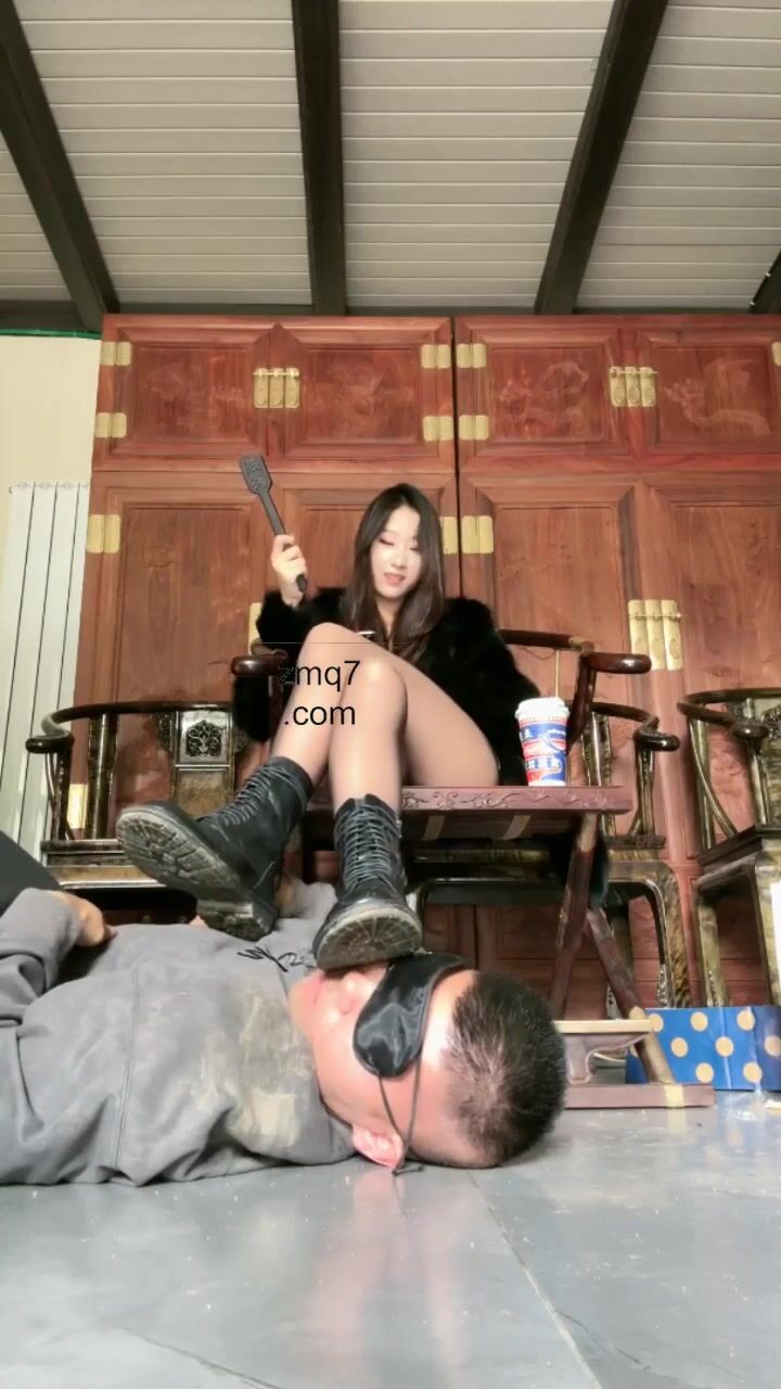 PRINCESS REST HER BOOT IN SLAVE FACE