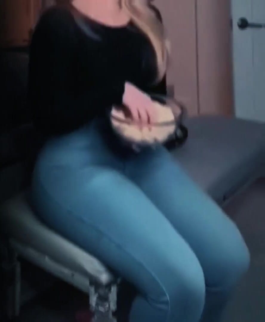 GIANTESS-WORSHIP - Unaware Giantess Buttcrush