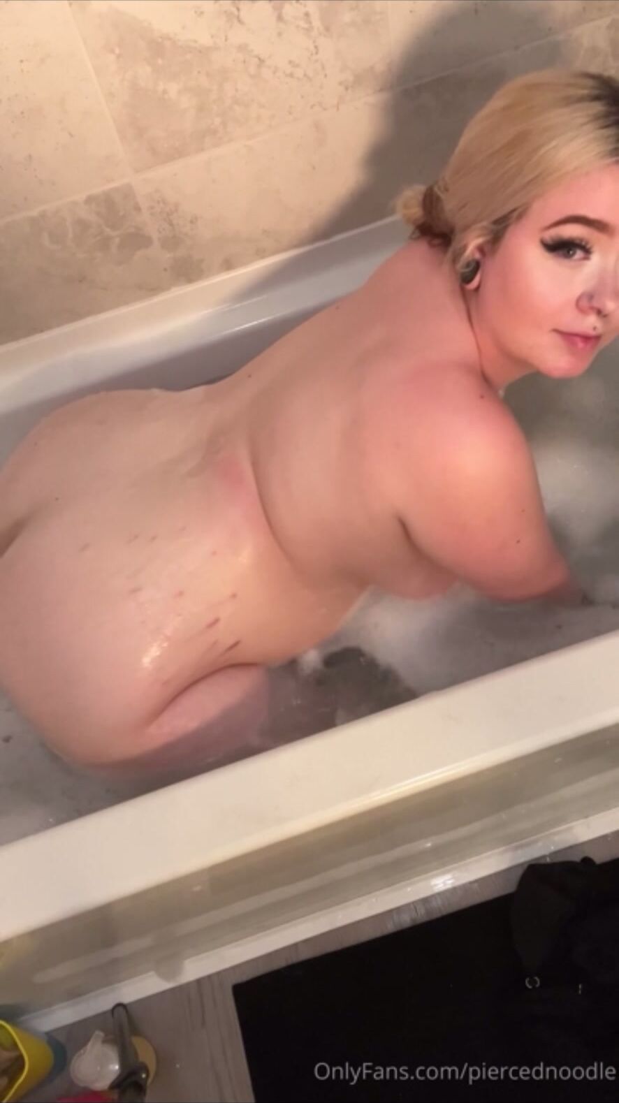 piercenoddle is having a shower