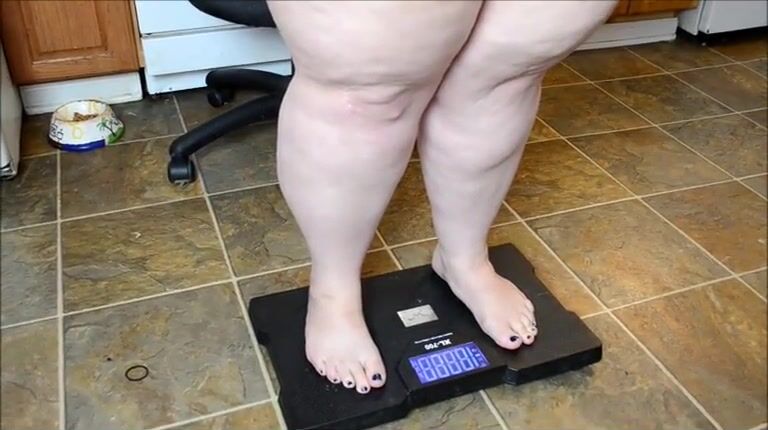 SSBBW Kiyomi Weigh In