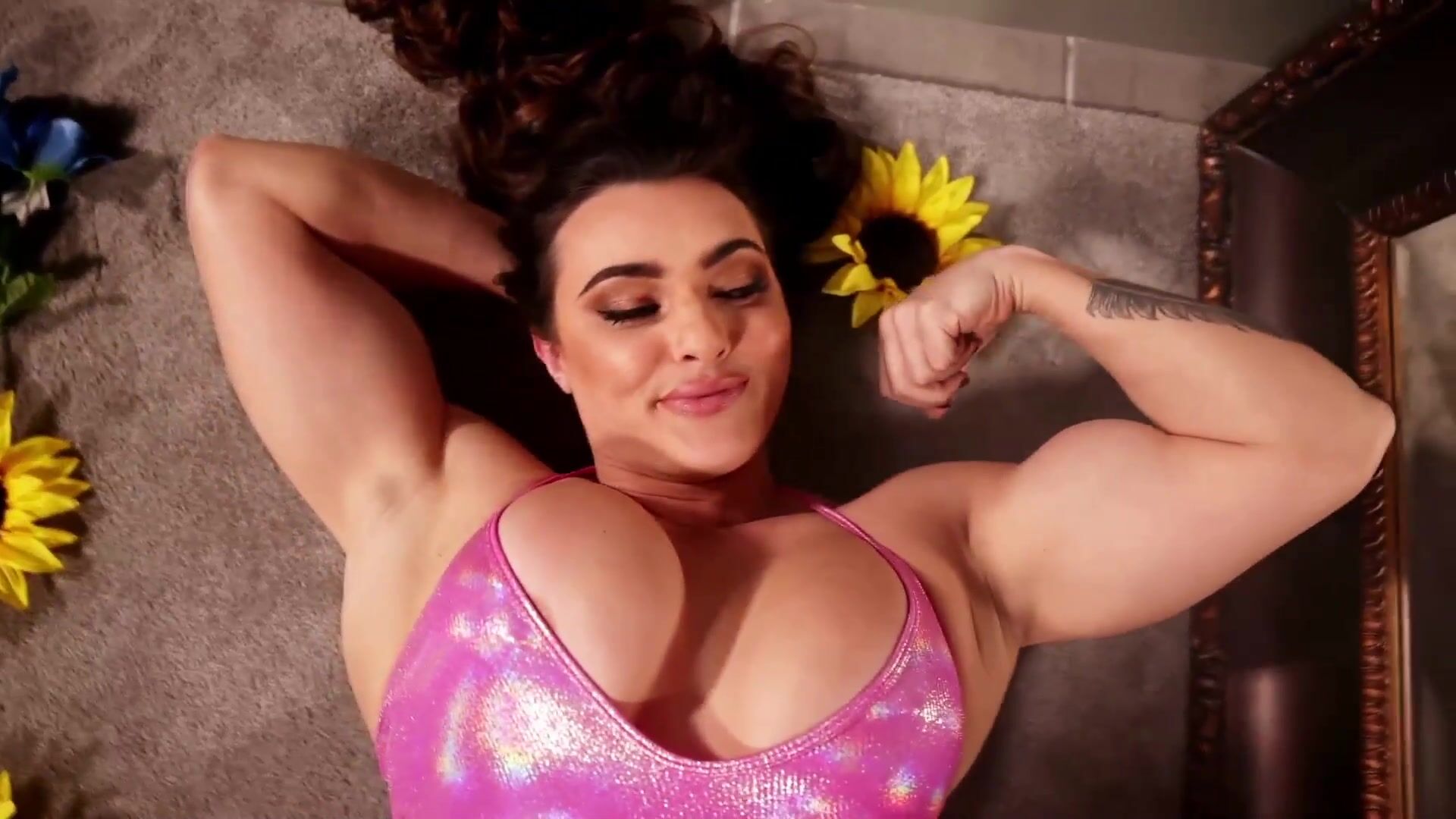 Jessica Curvy muscles