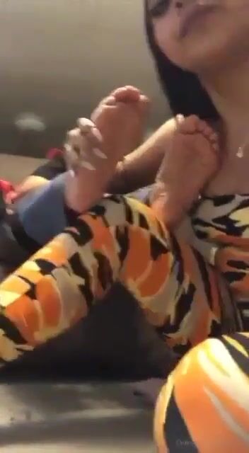 Hellovivifeet worshipping mom feet