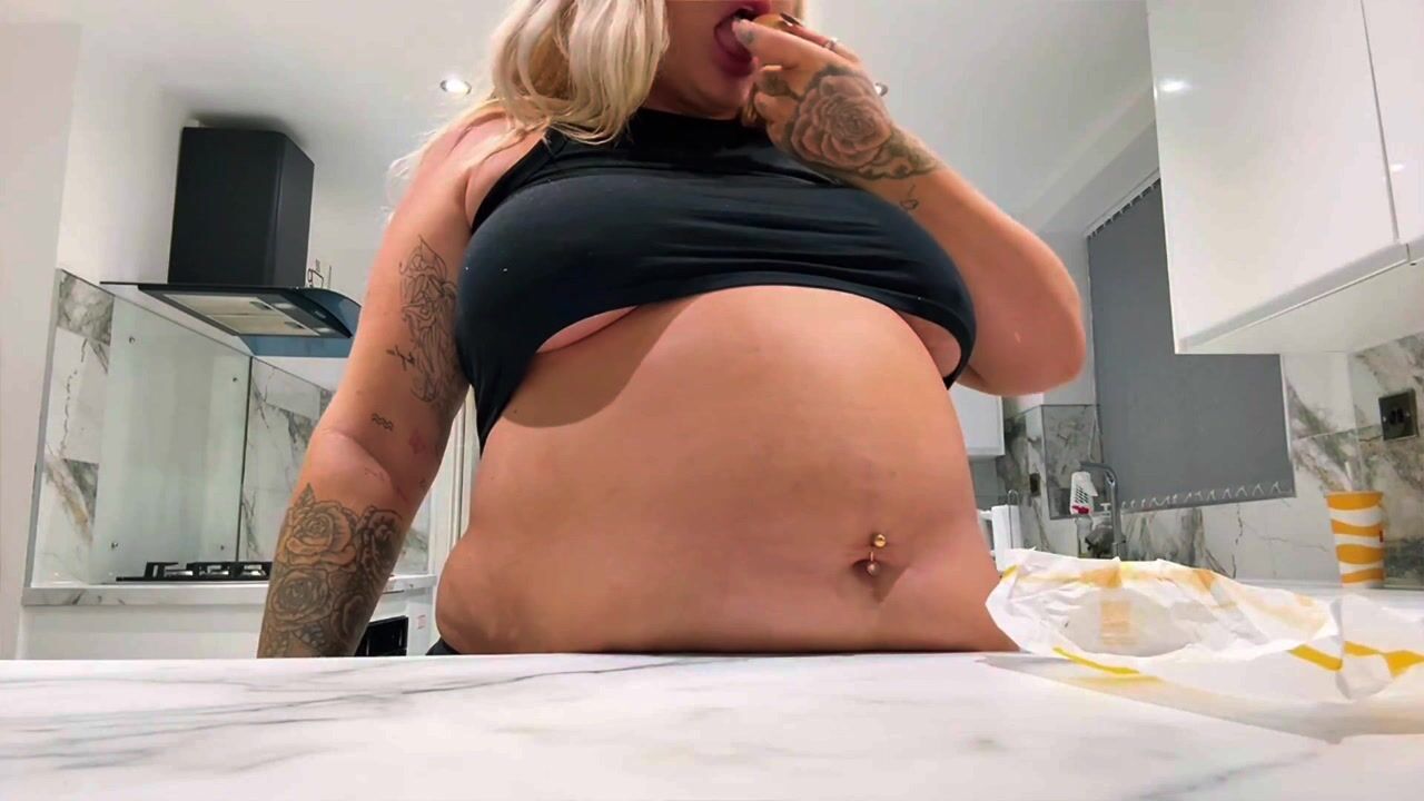 Goddess shar brincando na mesa com a barriga