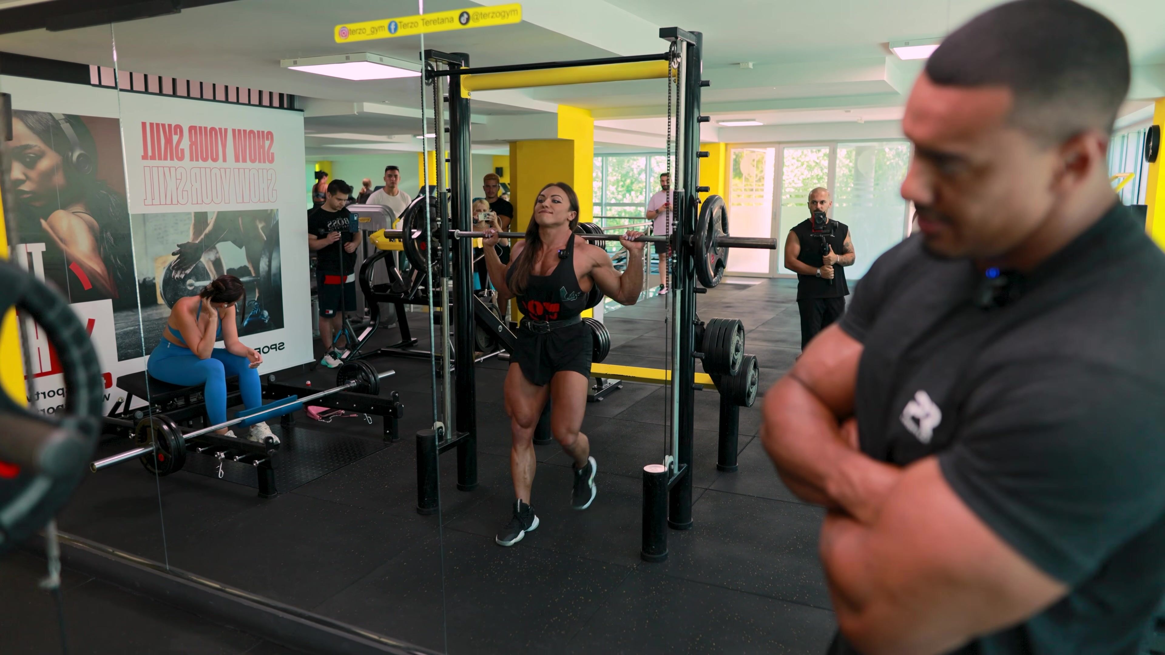 Amazonka Meets American Male Bodybuilder At The Gym