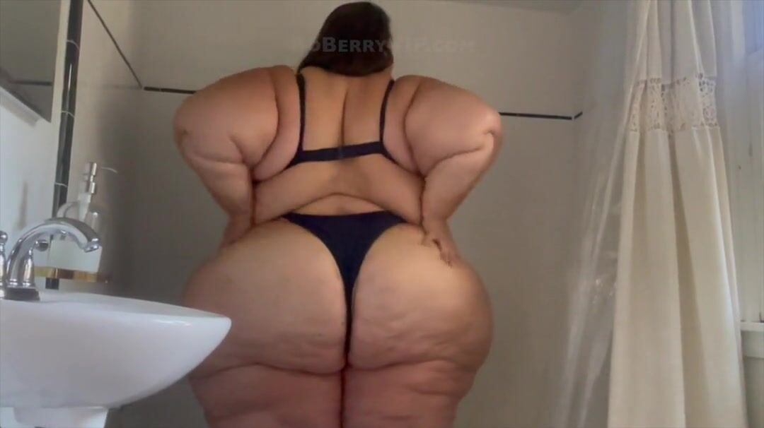 Boberry washing her ass