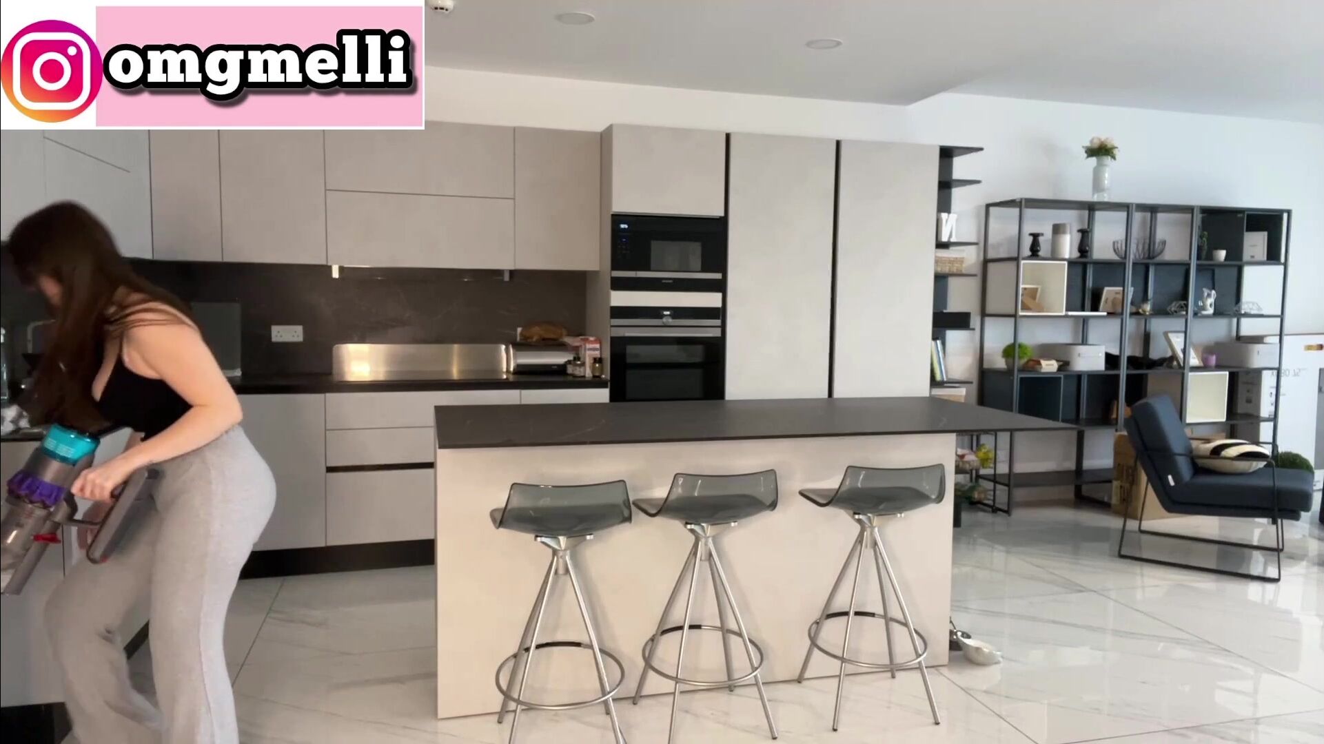 Melloow dont miss out so much ass jiggles cleaning stream 2