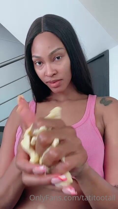 Tatitootall smashing banana