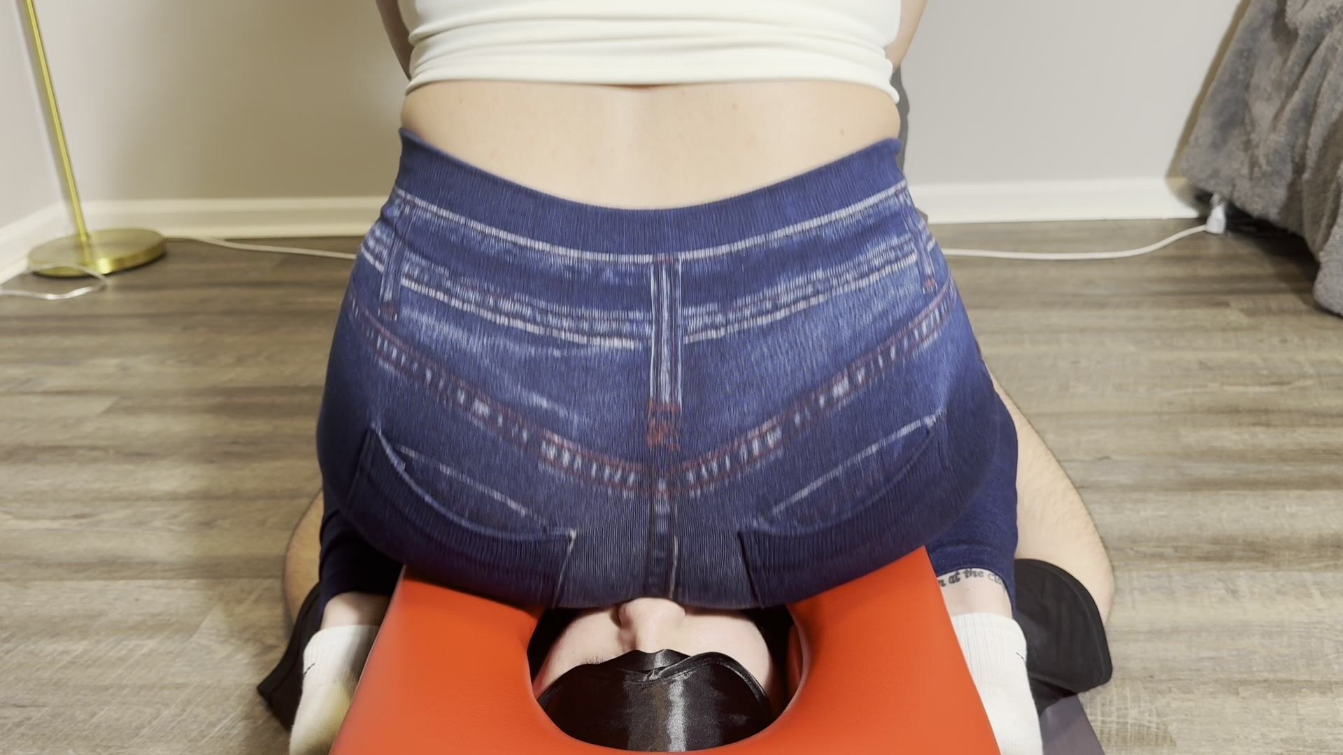 20 minutes of mouth farting in leggings