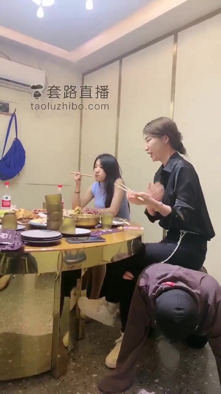 GROUP OF PRINCESS HAVING LUNCH