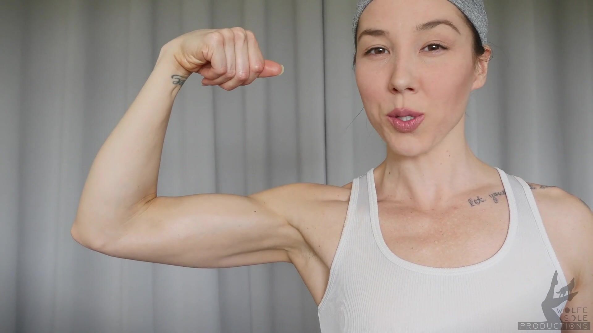 janira wolfe flexing and training