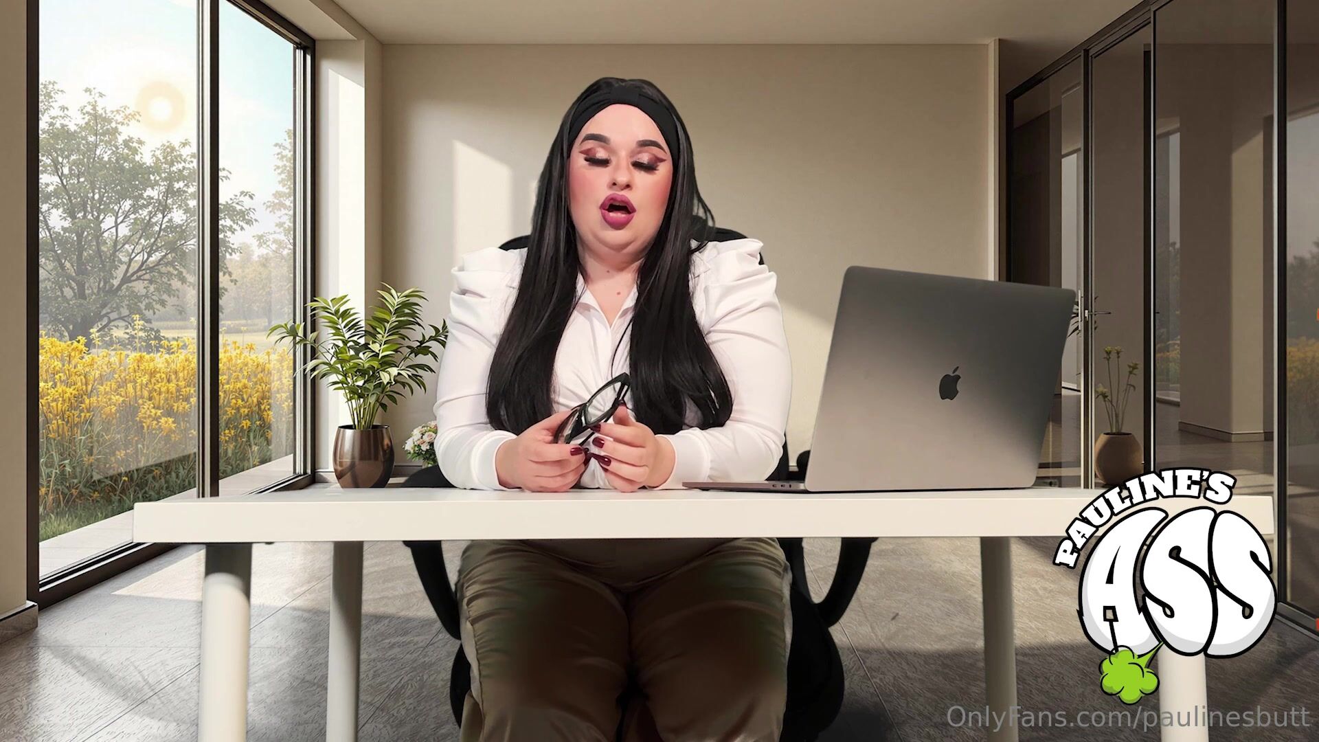 Pauline's Ass - Boss Woman