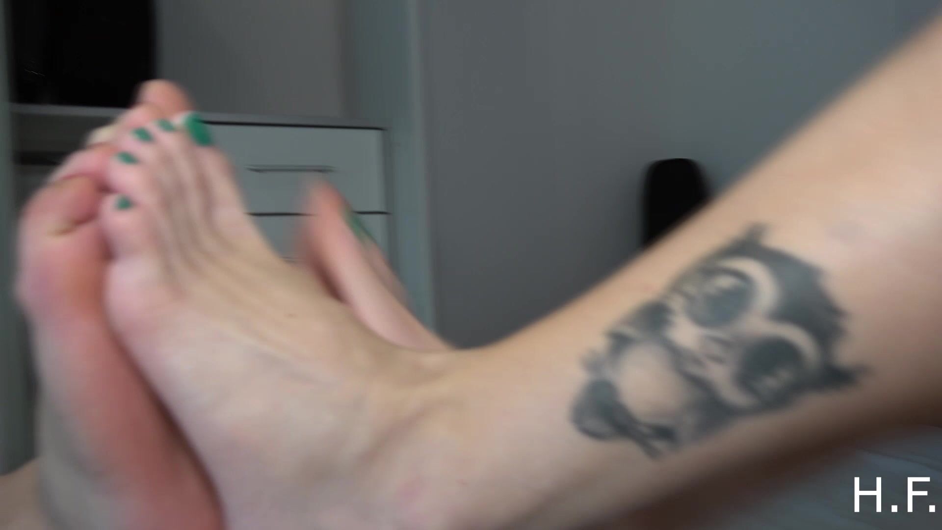 Big feet vs Small Feet