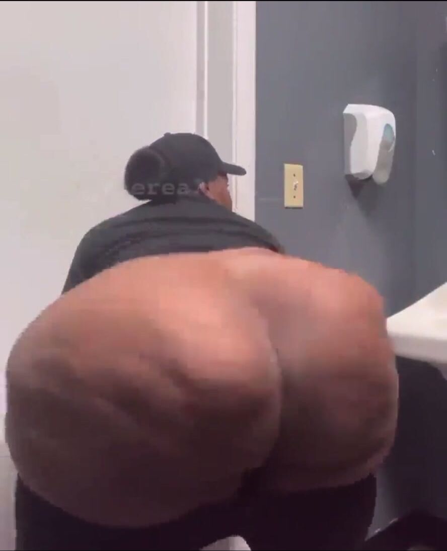 Huge ebony ass twerk