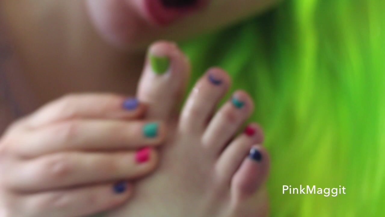 PinkMaggit- foot fetish and squirt