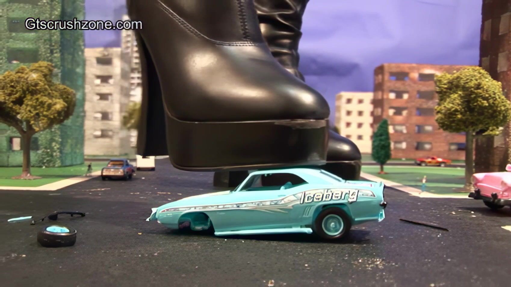 Syn giantess - car crush