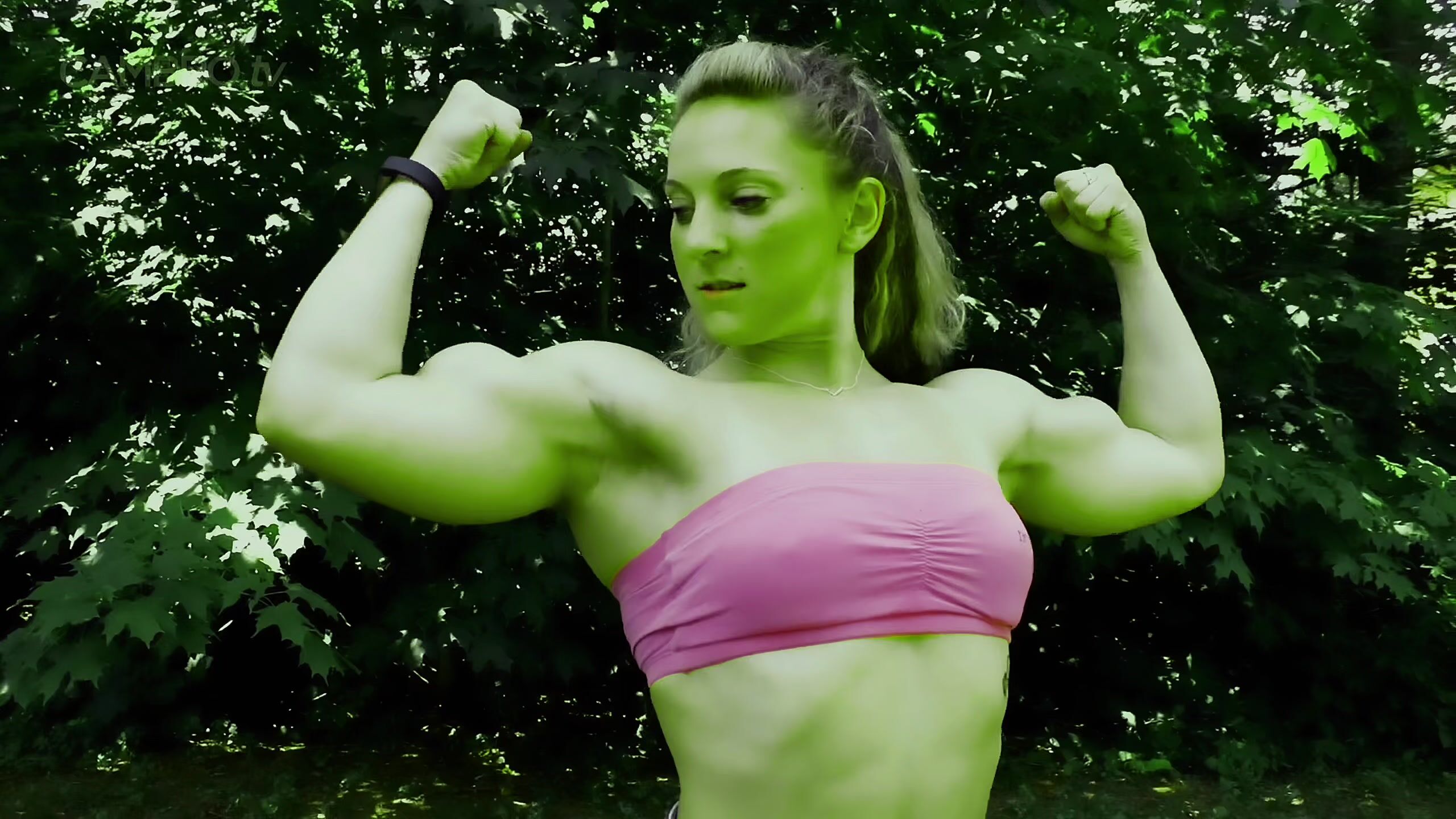 Fkexabella flexing her muscles as the she hulk
