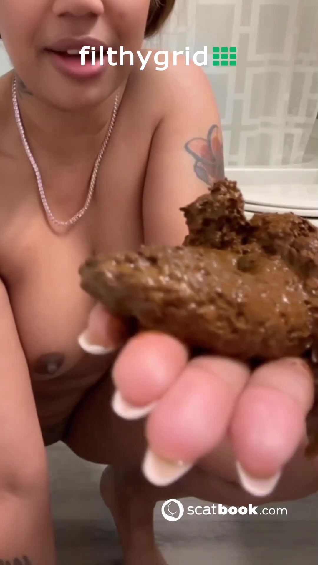 kapri shitting in her hand