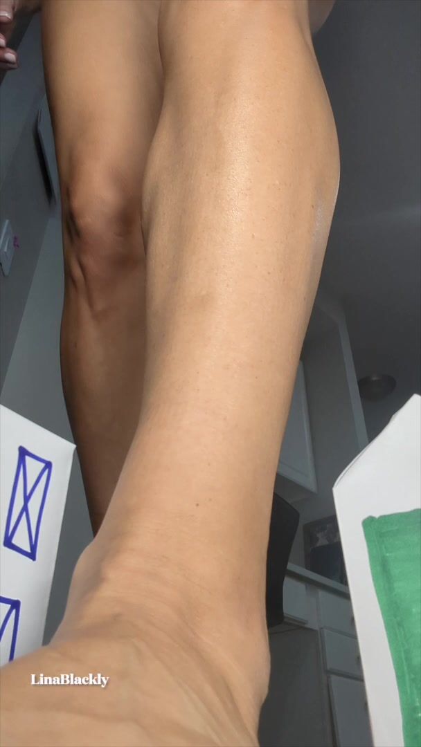Giantess in the City - Lina Blackly