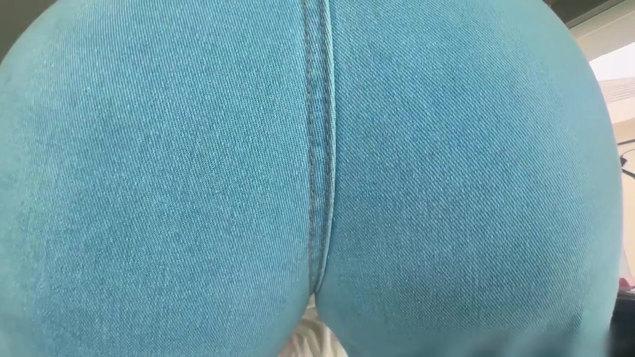 Selena Loca tight jeans and bare ass farts