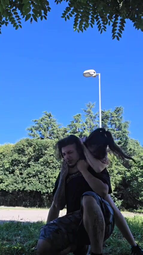 Necksnapping girl
