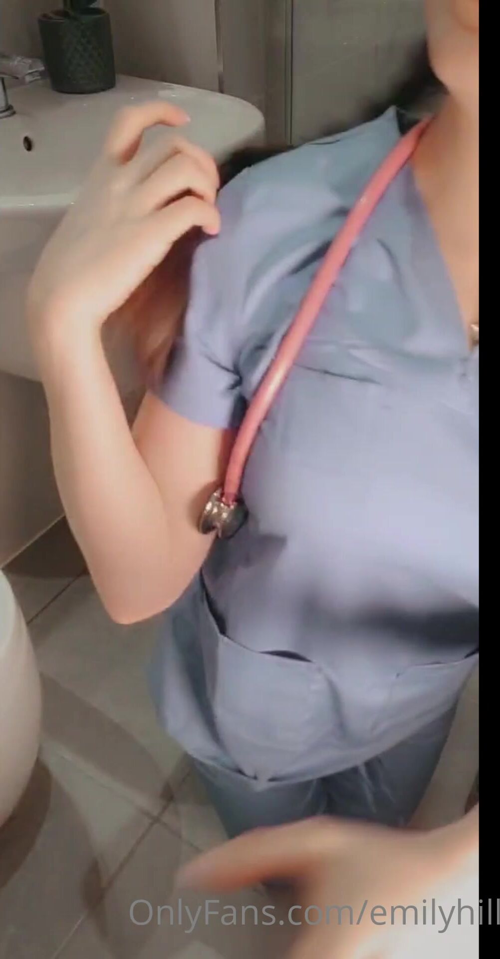 Emilyhill/littlee33 bathroom blowjob