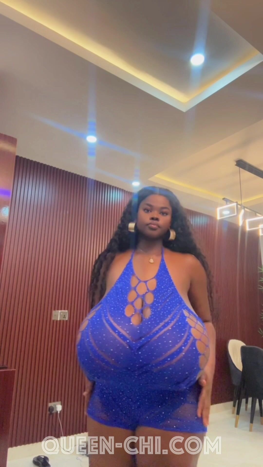 Chioma Lovv: Blue-Lingerie-Tease