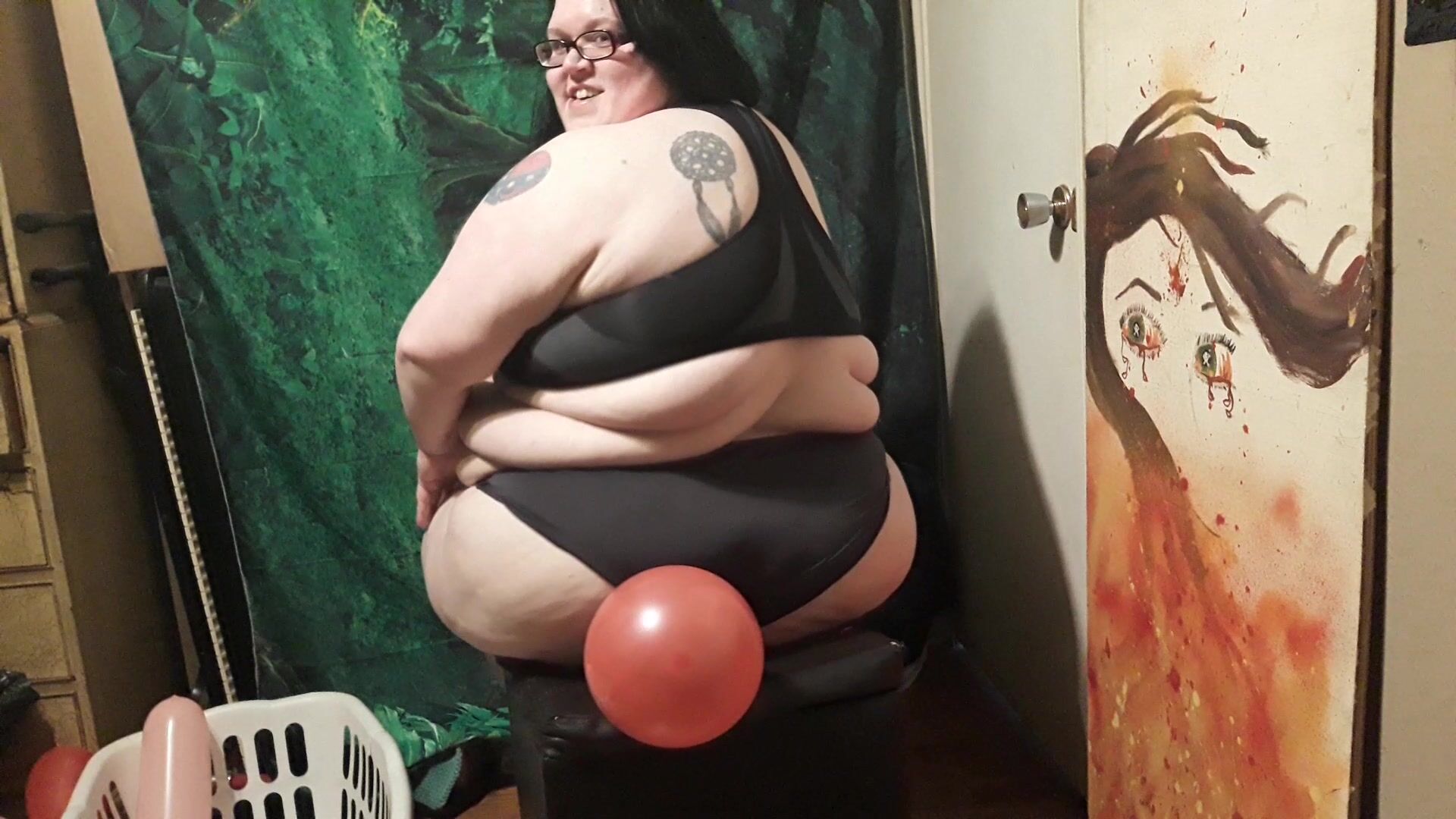 SsbbwJiggle first balloon ass popping