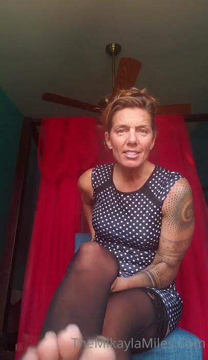 Mikayla Miles - Mikayla Jacks her Loser Foot Boy Off with her Tweezers