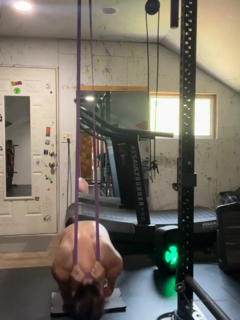 Nude Workout / Lauren Pockevich